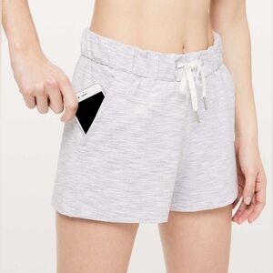 Lululemon On The Fly Short *2.5" Wee Are From Space Nimbus Battleship Size 4‎